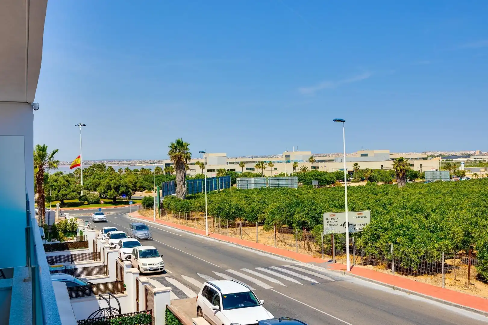 Außenansicht von Einfamilien-Reihenhaus zum Verkauf in Torrevieja mit Klimaanlage, Heizung und Terrasse
