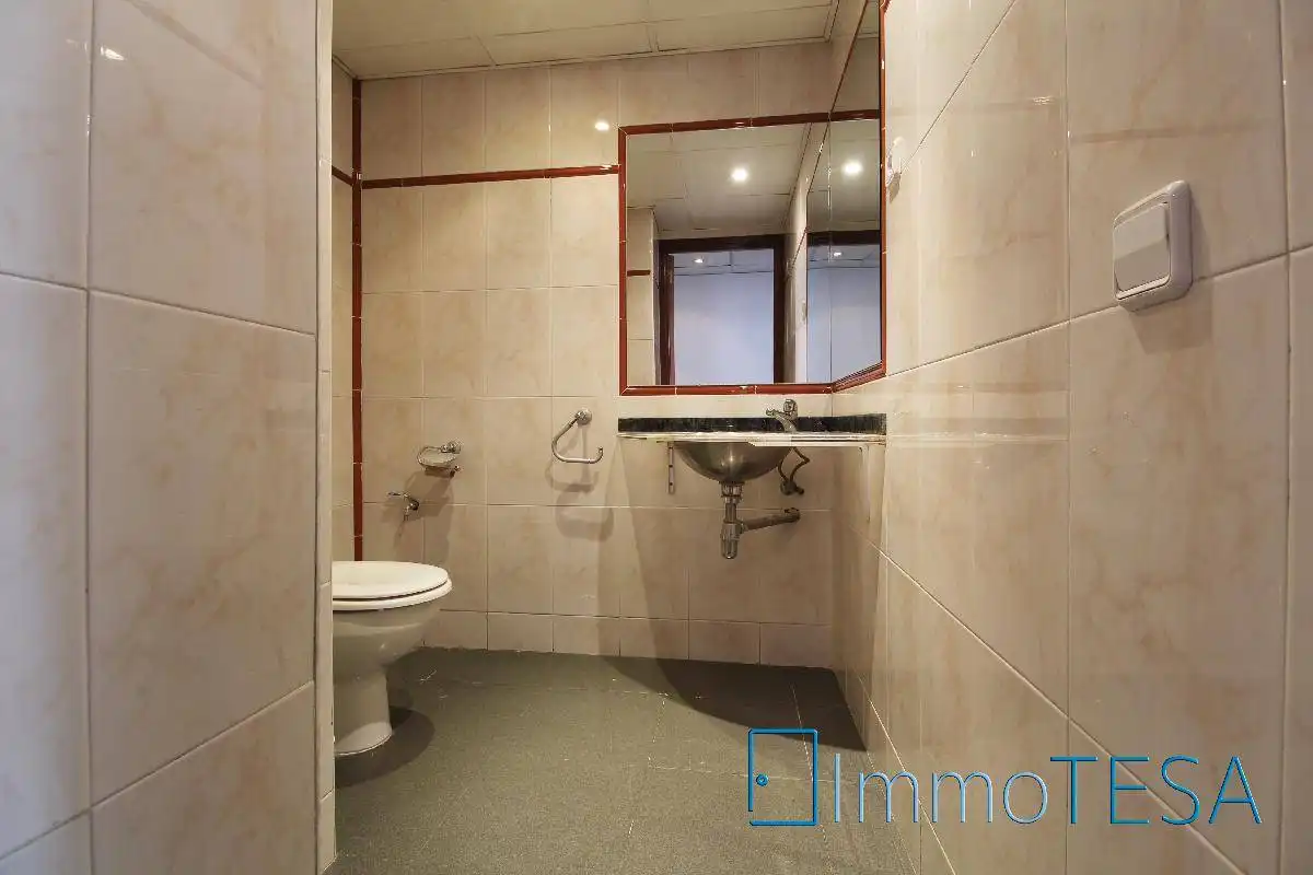 Bathroom of Office for rent in Barberà del Vallès  with Air Conditioner and Heating