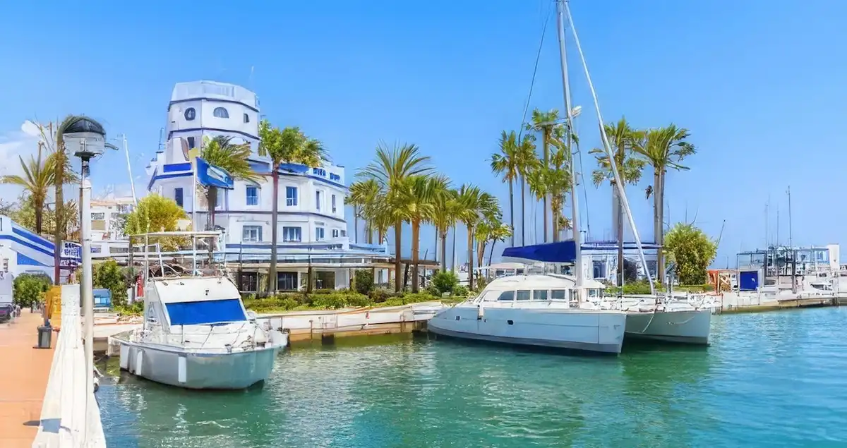 Außenansicht von Erdgeschoss zum Verkauf in Estepona mit Klimaanlage, Terrasse und Gemeinschaftspool