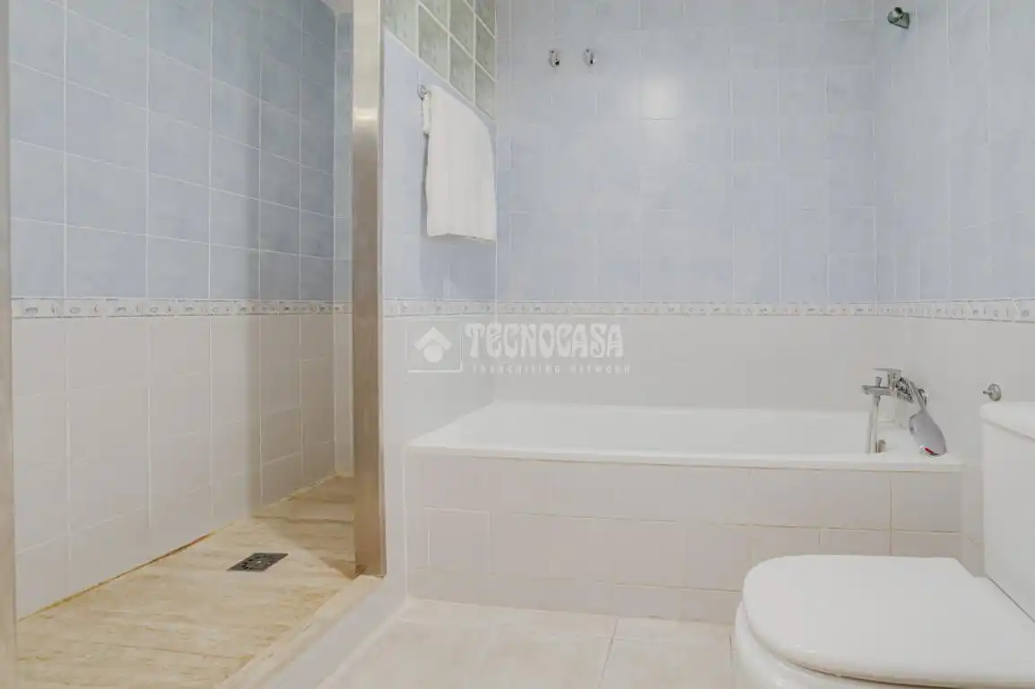 Badezimmer von Einfamilien-Reihenhaus zum Verkauf in Terrassa mit Klimaanlage, Heizung und Terrasse