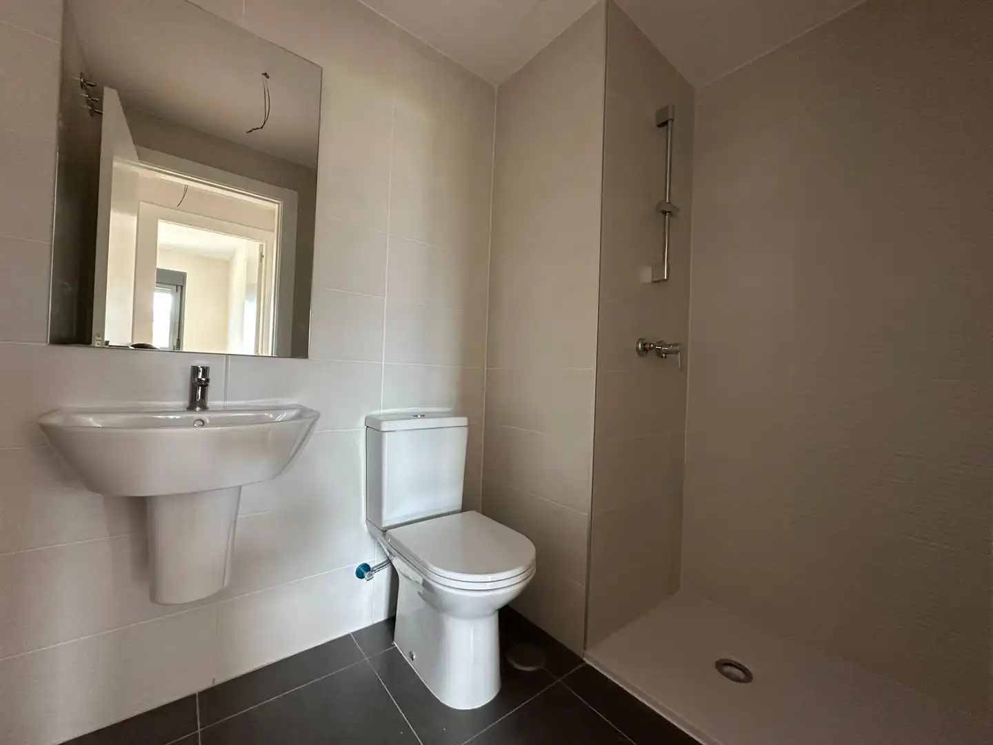 Baño de Piso de alquiler en Mijas con Aire acondicionado, Calefacción y Jardín privado