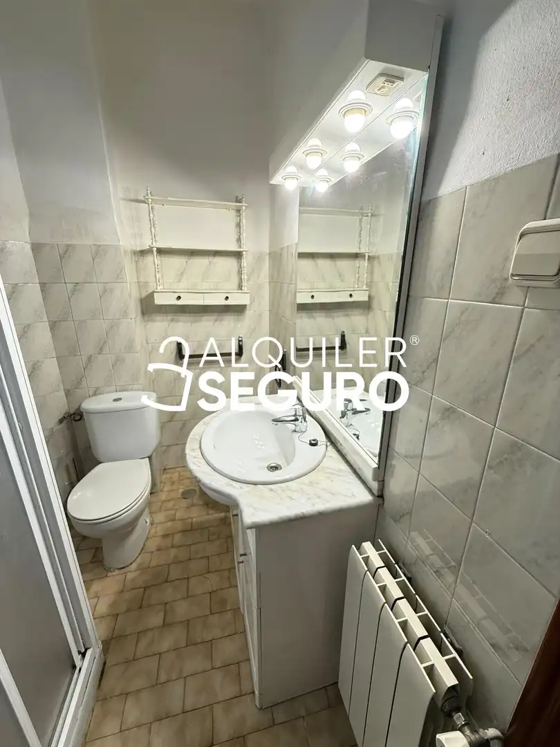 Bathroom of Flat for rent in Madrid  with Air Conditioner, Heating and Terrace