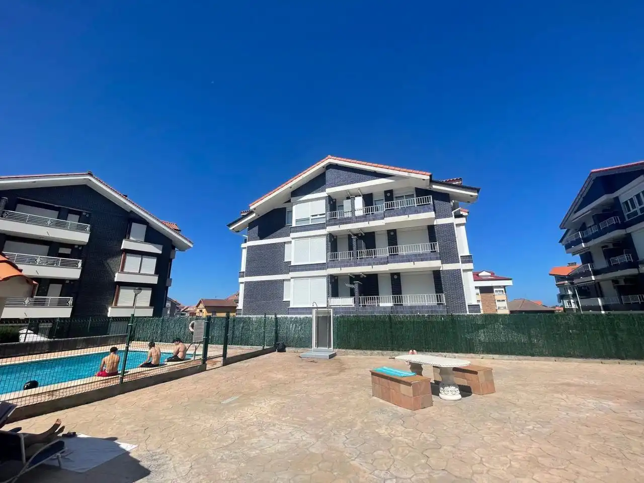 Vista exterior de Pis en venda en Noja amb Calefacció, Terrassa i Piscina comunitària