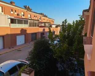 Vista exterior de Casa o xalet en venda en La Línea de la Concepción amb Terrassa, Traster i Moblat