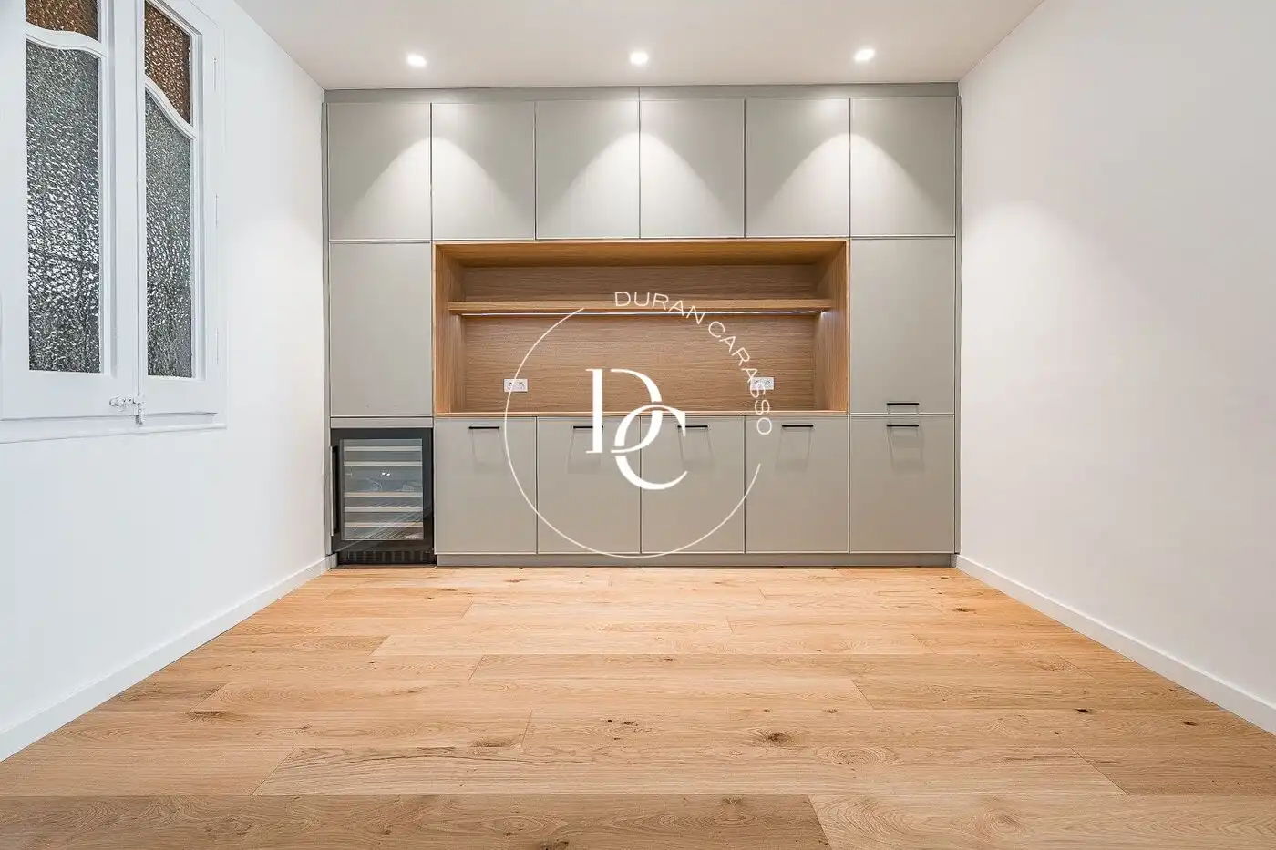 Wohnung zum Verkauf in Barcelona mit Klimaanlage, Heizung und Terrasse