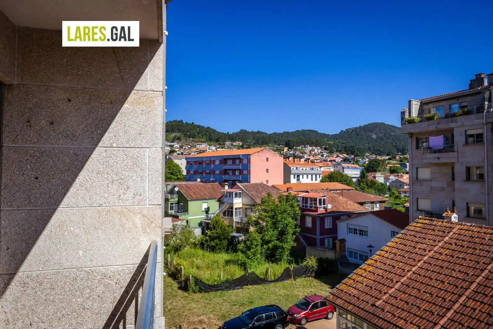 Vista exterior de Pis en venda en Cangas  amb Calefacció, Terrassa i Traster