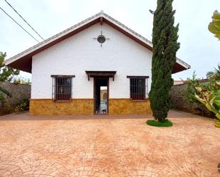 Vista exterior de Casa o xalet de lloguer en Dos Hermanas amb Aire condicionat, Piscina i Moblat