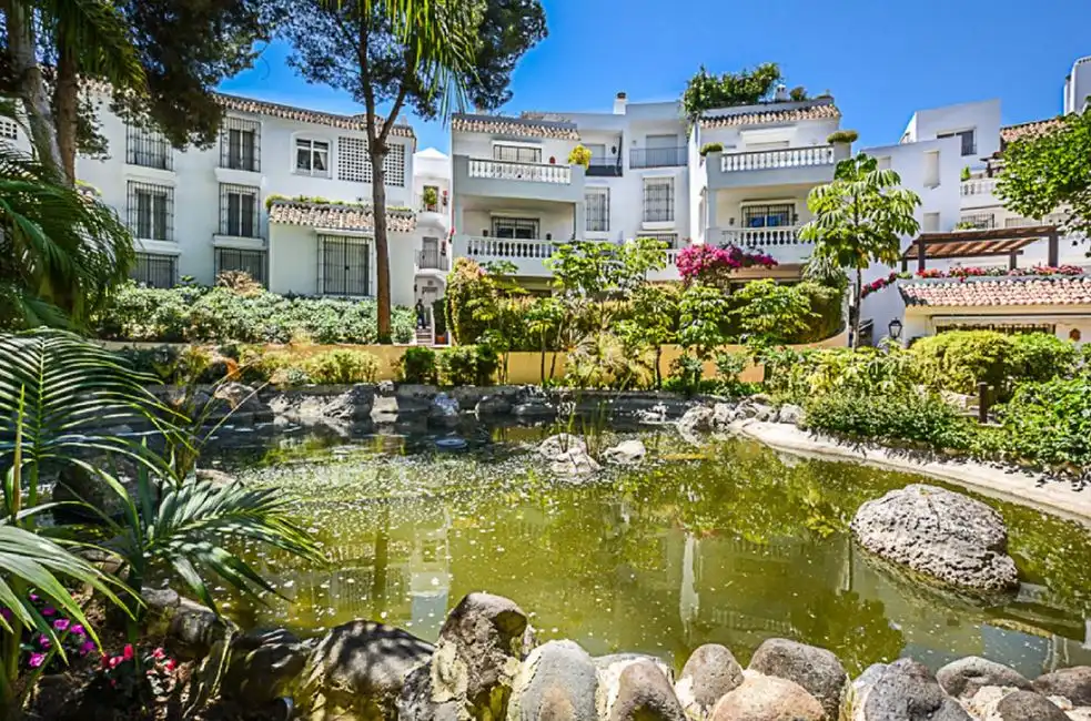 Vista exterior de Apartament en venda en Marbella amb Aire condicionat, Moblat i Forn