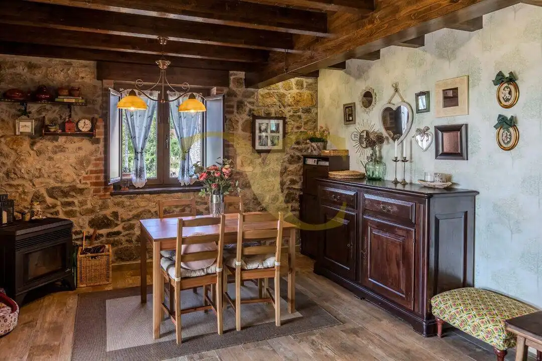 Menjador de Casa o xalet en venda en Cangas de Onís amb Calefacció, Jardí privat i Terrassa
