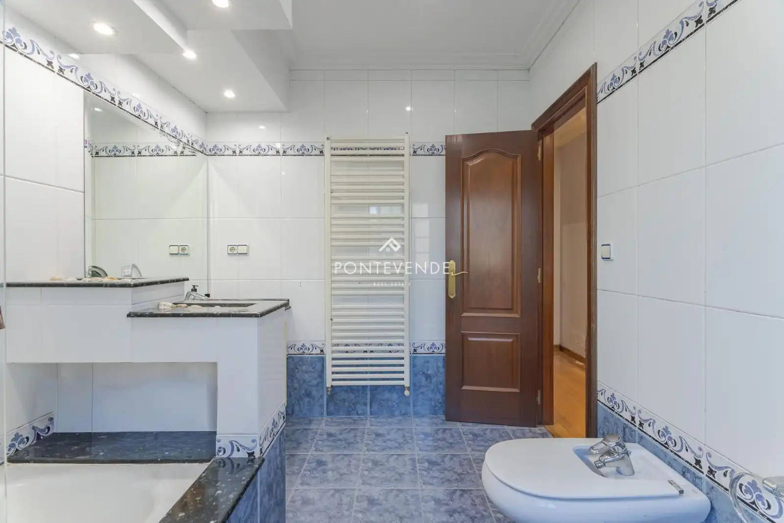 Bathroom of Houses for sale in Vilanova de Arousa  with Heating, Terrace and Swimming Pool