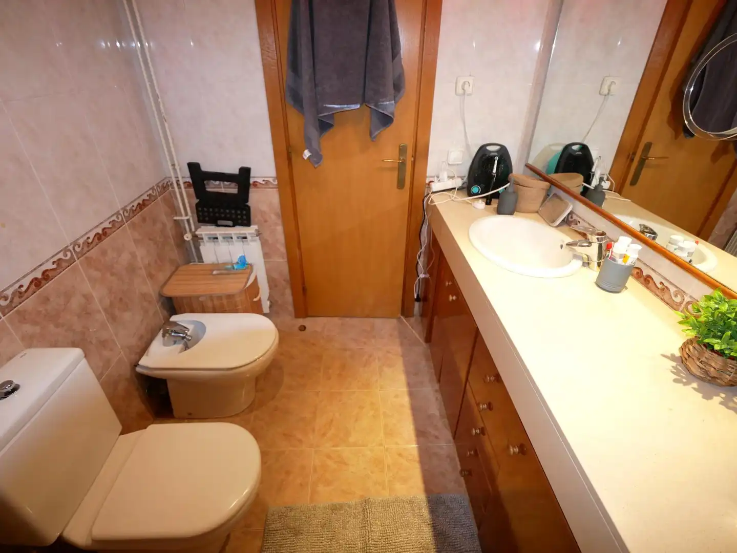 Badezimmer von Wohnung zum Verkauf in Barcelona mit Parkett