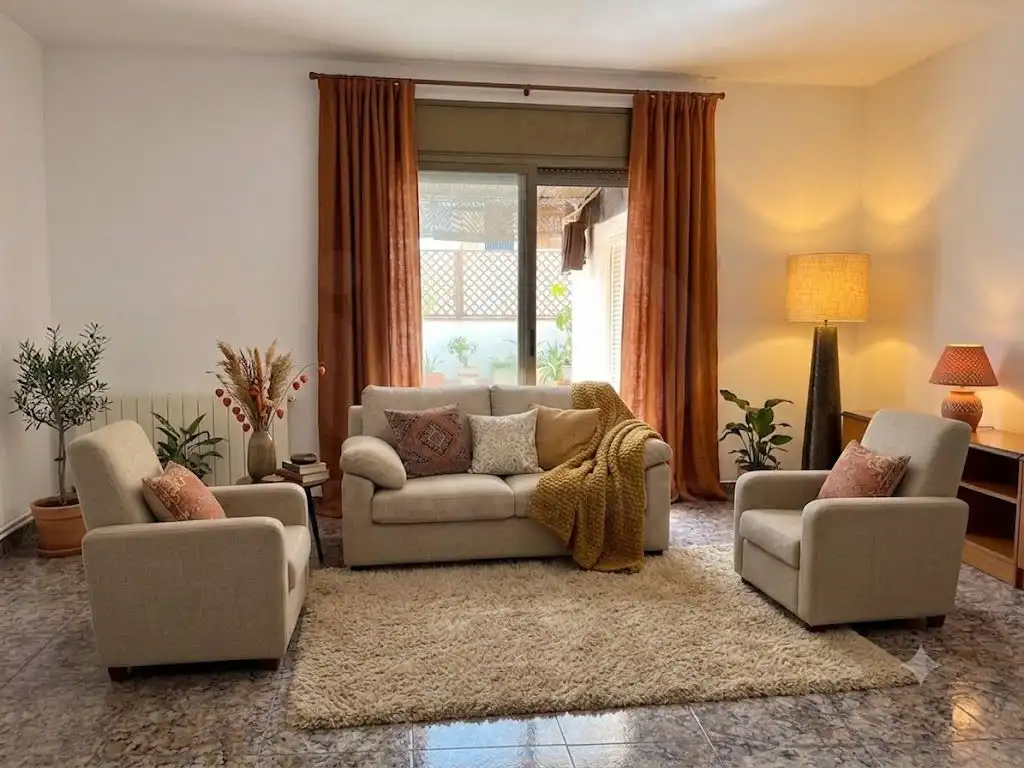 Sala d'estar de Casa adosada en venda en Vilanova i la Geltrú amb Terrassa