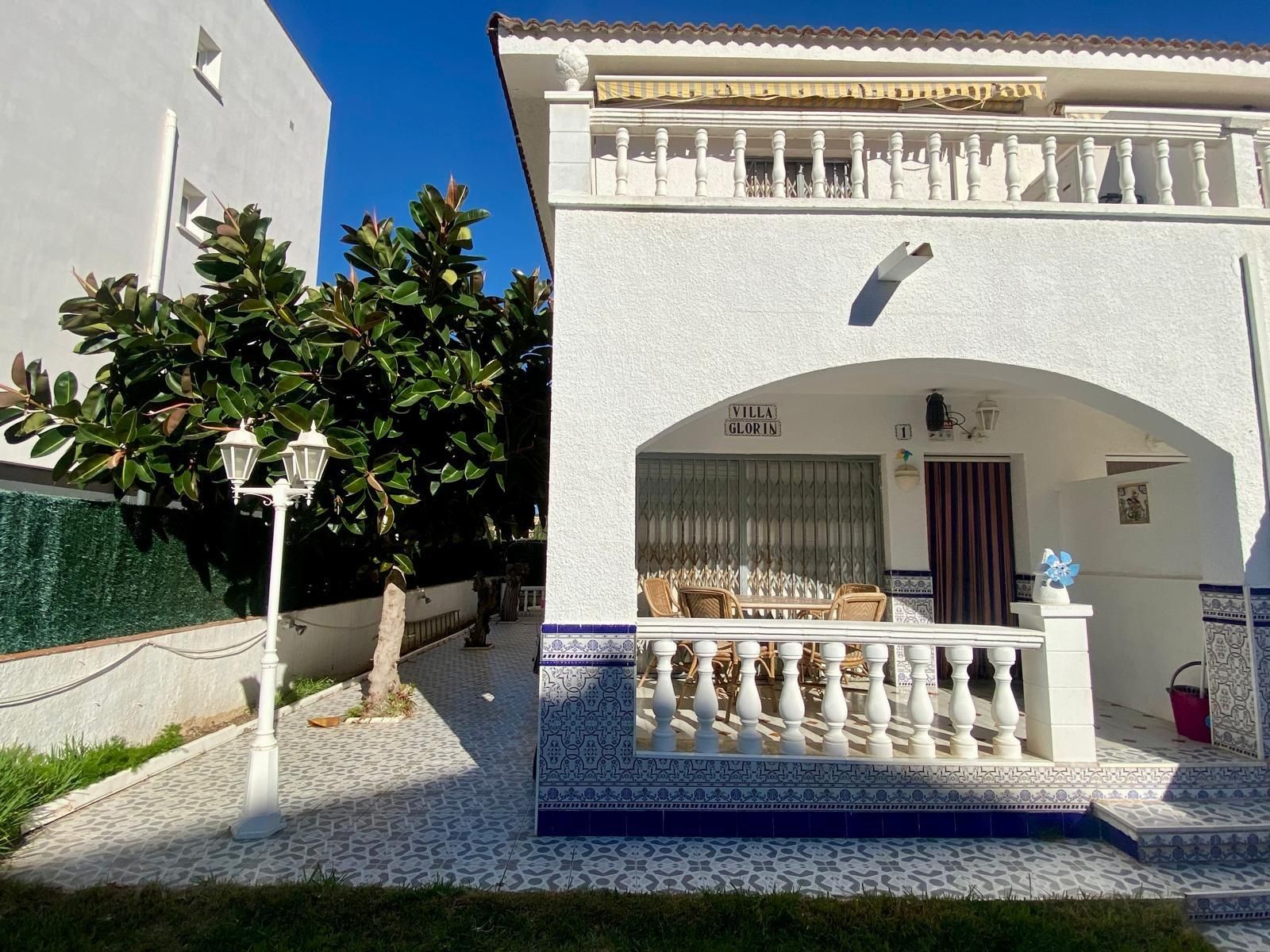 Vista exterior de Casa adosada en venta en Cunit con Aire acondicionado, Terraza y Trastero