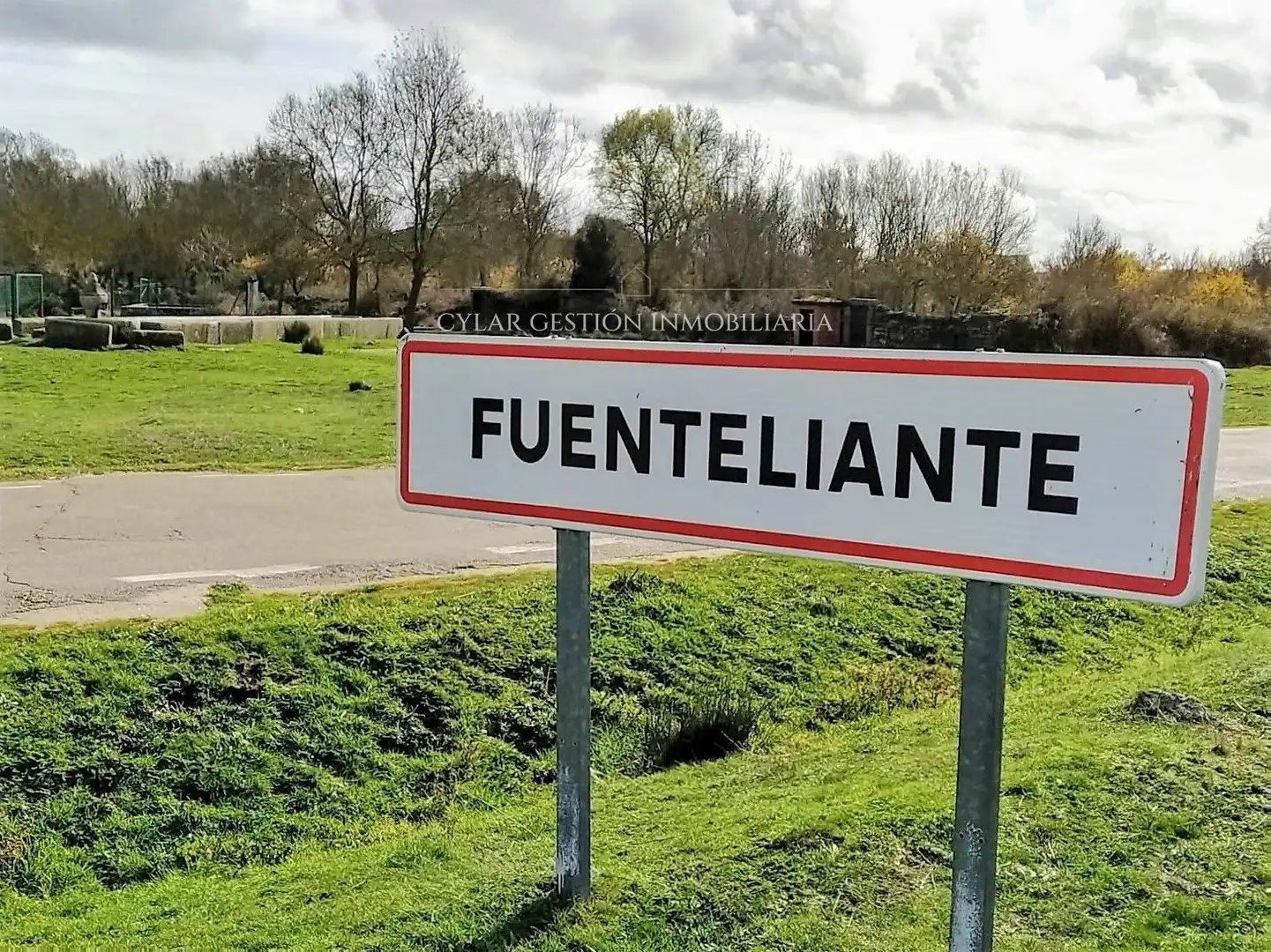 Vista exterior de Casa o xalet en venda en Fuenteliante amb Calefacció, Moblat i Forn