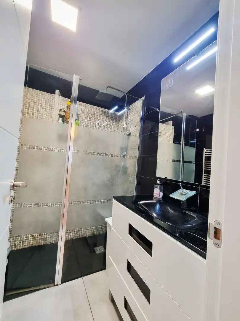 Badezimmer von Wohnung zum Verkauf in Fuenlabrada mit Klimaanlage, Heizung und Terrasse