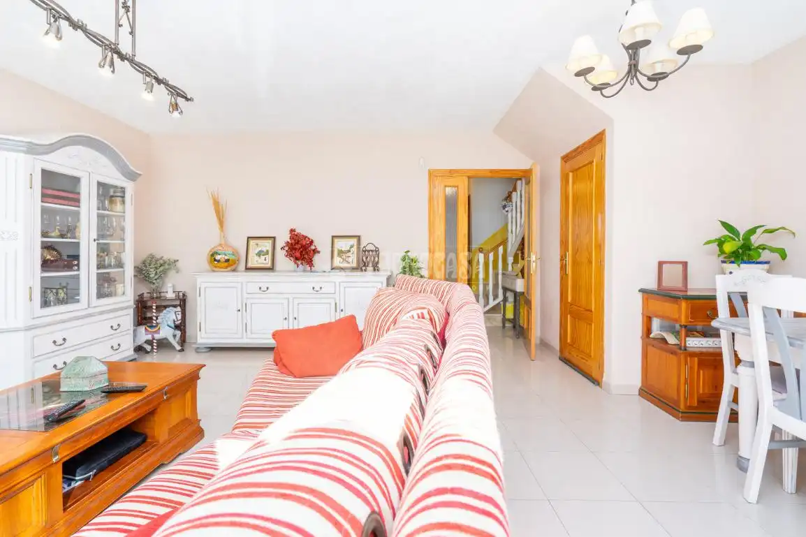 Sala de estar de Casa adosada en venta en Colmenar Viejo con Aire acondicionado, Jardín privado y Terraza