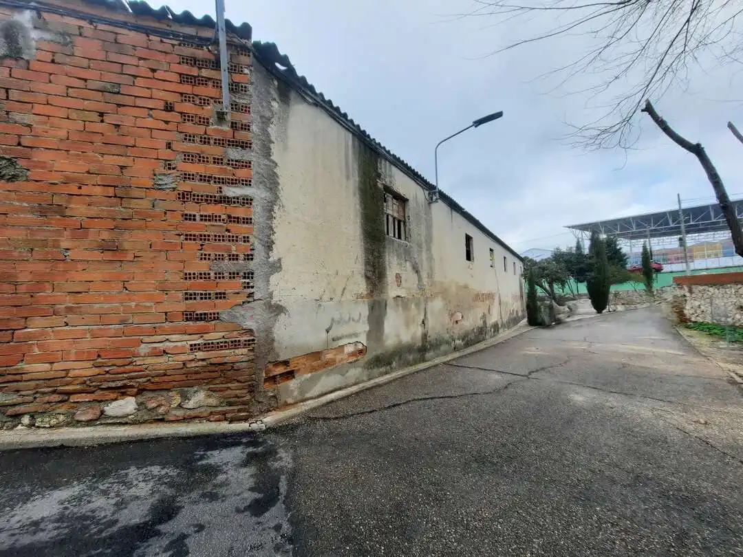 Außenansicht von Fabrikhallen zum Verkauf in Maqueda
