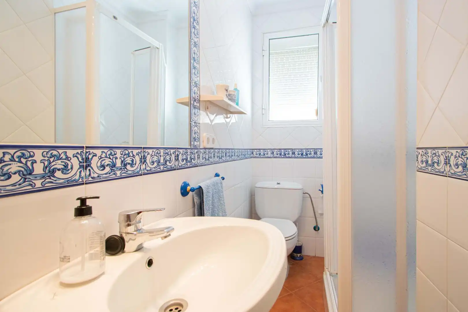 Bathroom of Flat for sale in Sevilla  with Air Conditioner, Heating and Storage room