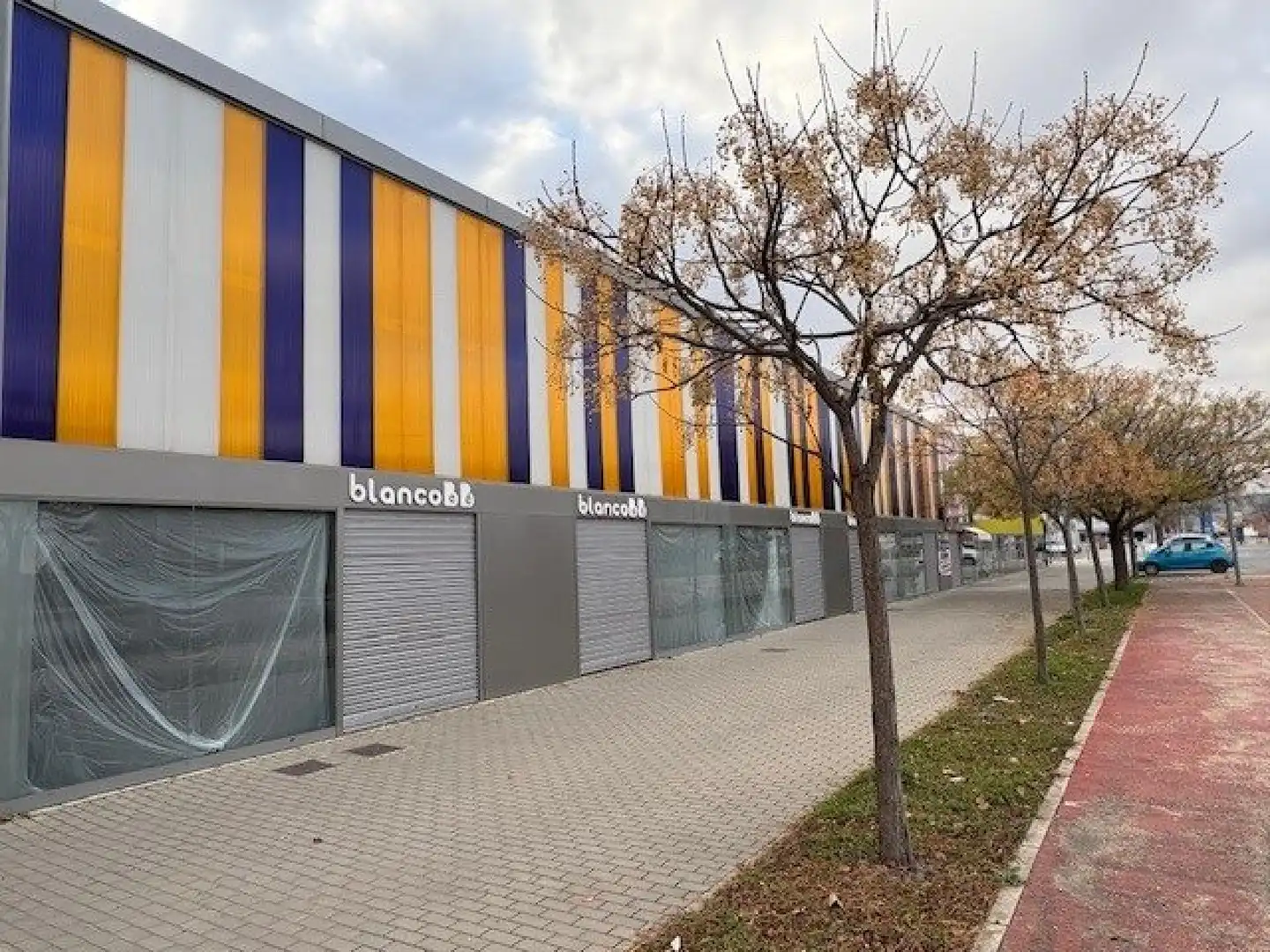Vista exterior de Local en venda en Almansa amb Calefacció
