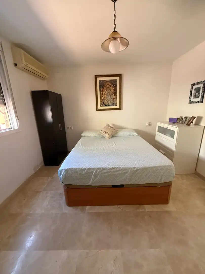 Dormitori de Casa adosada en venda en Bollullos de la Mitación amb Jardí privat