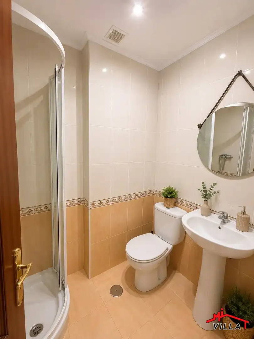Badezimmer von Dachboden zum Verkauf in Bárcena de Cicero mit Heizung, Terrasse und Abstellraum