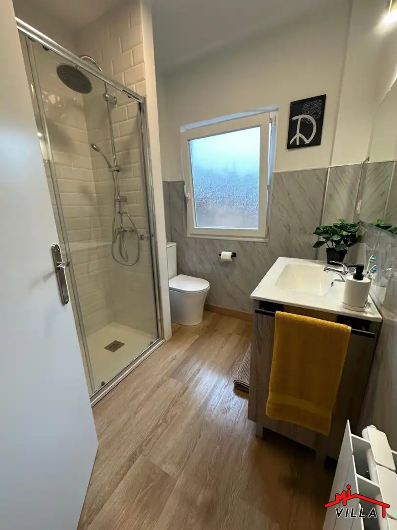 Badezimmer von Wohnung zum Verkauf in Laredo mit Heizung und Parkett