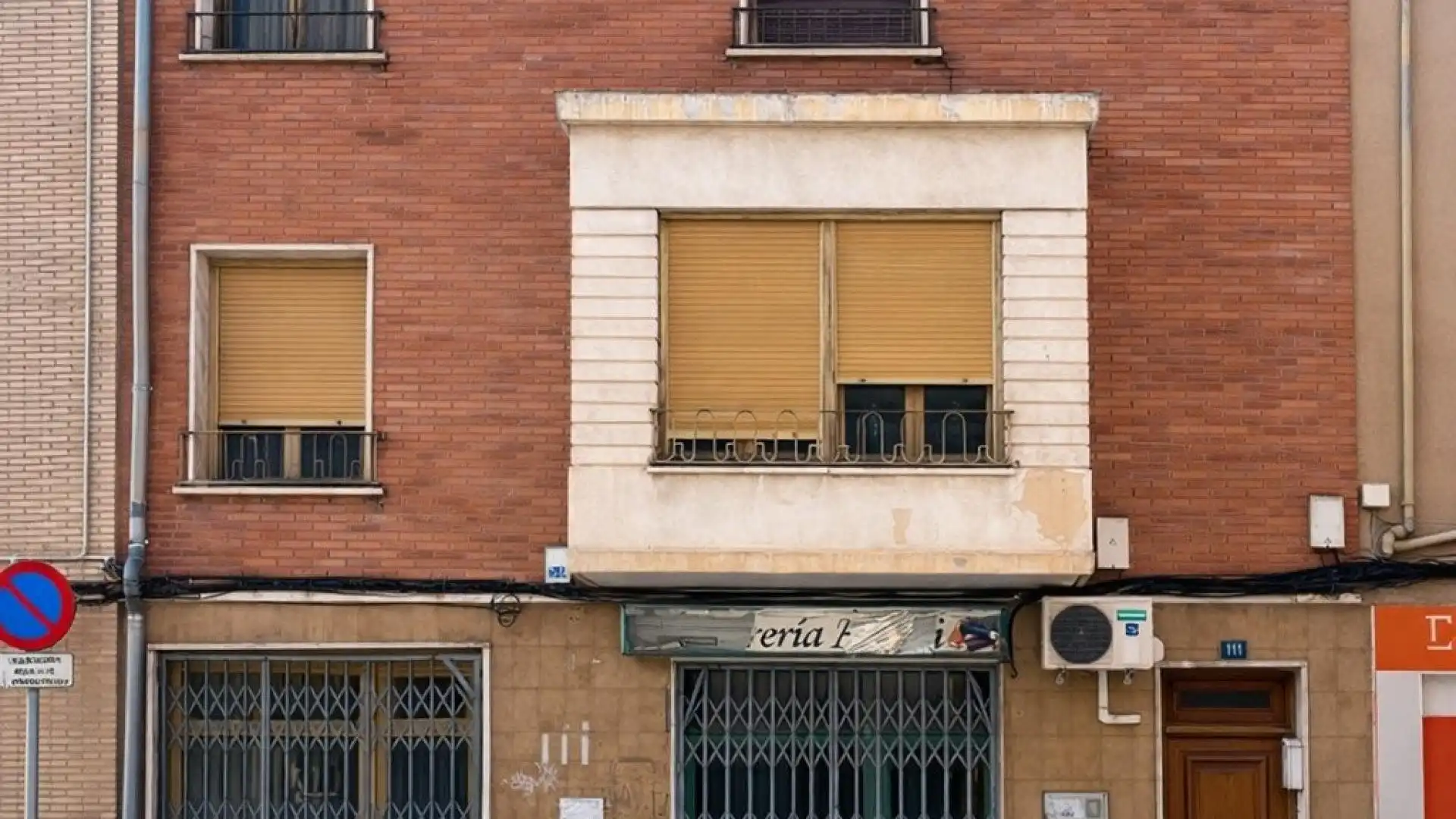 Außenansicht von Einfamilien-Reihenhaus zum Verkauf in Almansa mit Terrasse