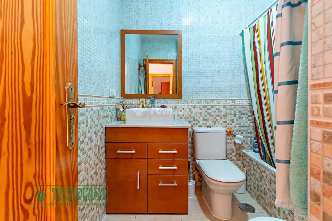 Badezimmer von Einfamilien-Reihenhaus zum Verkauf in El Ejido mit Klimaanlage, Parkett und Terrasse