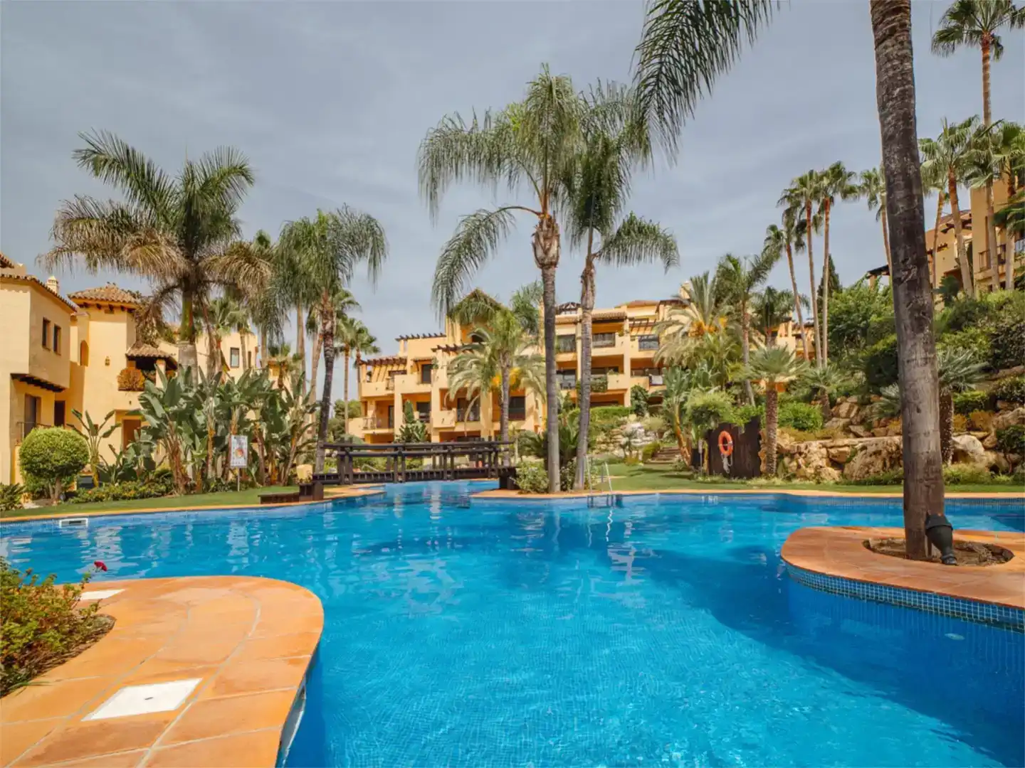 Außenansicht von Dachboden zum Verkauf in Estepona mit Klimaanlage