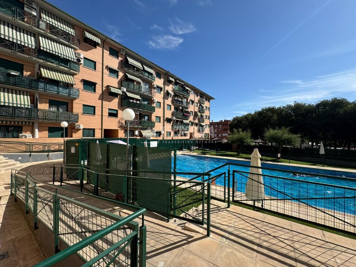 Swimming pool of Flat for sale in Aranjuez  with Air Conditioner, Heating and Terrace