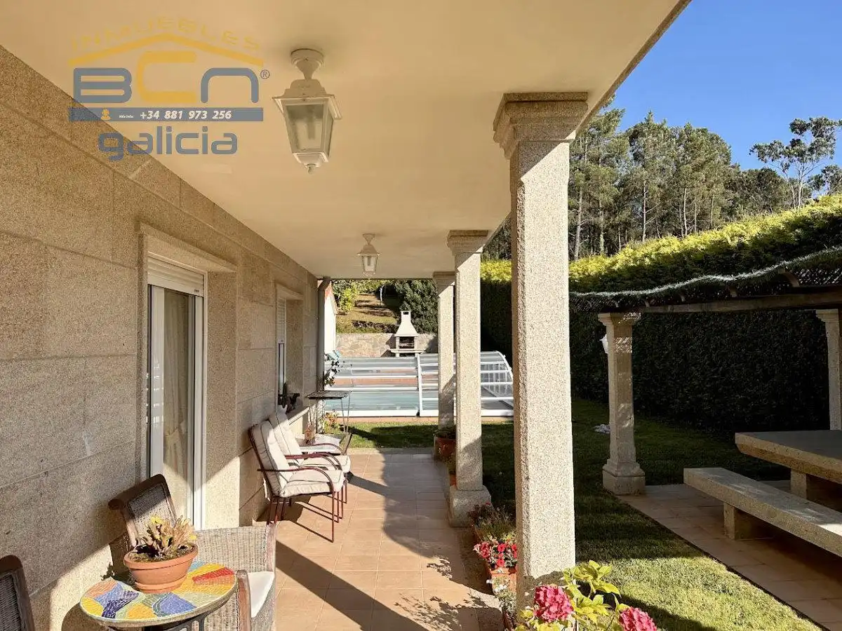 Vista exterior de Casa o xalet en venda en Santiago de Compostela  amb Calefacció, Jardí privat i Piscina