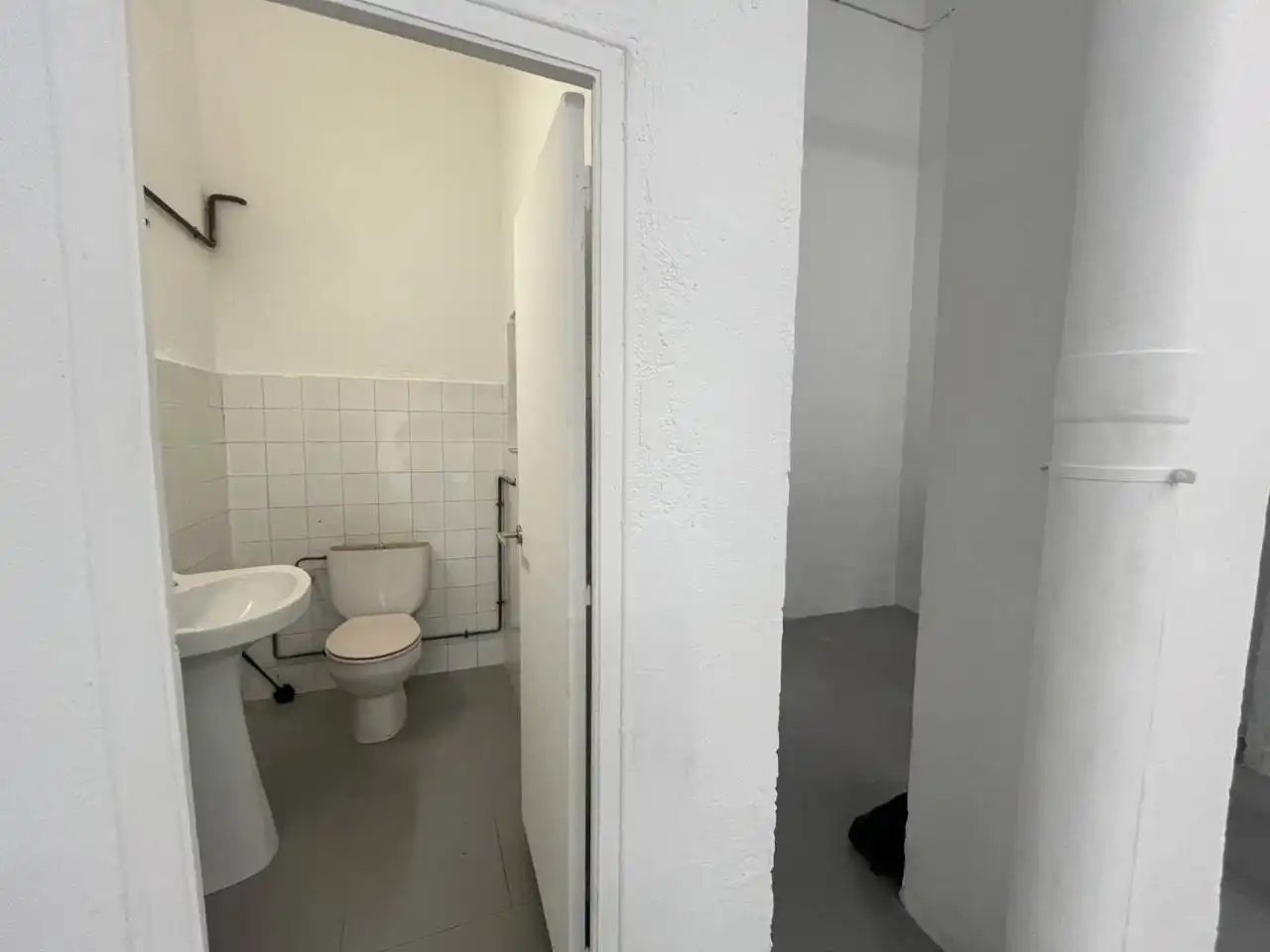 Baño de Local de alquiler en Barcelona con Alarma