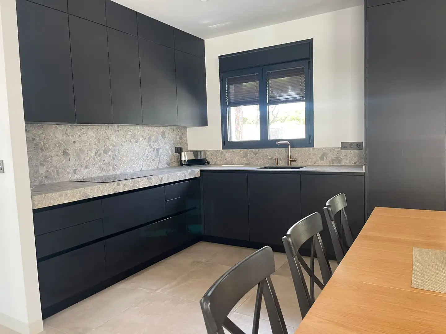 Cocina de Casa o chalet en venta en Chiclana de la Frontera con Aire acondicionado, Calefacción y Jardín privado