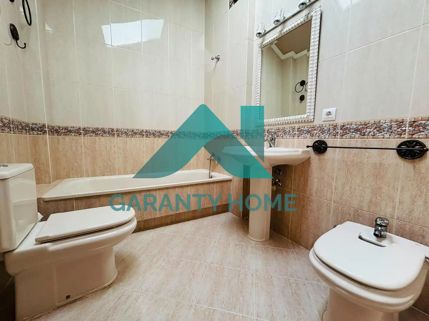 Baño de Dúplex de alquiler en Cáceres con Aire acondicionado, Calefacción y Parquet