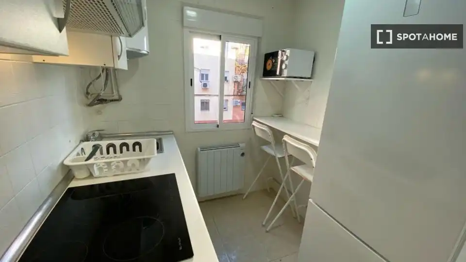 Kitchen of Flat for share in Madrid  with Air Conditioner, Terrace and Furnished
