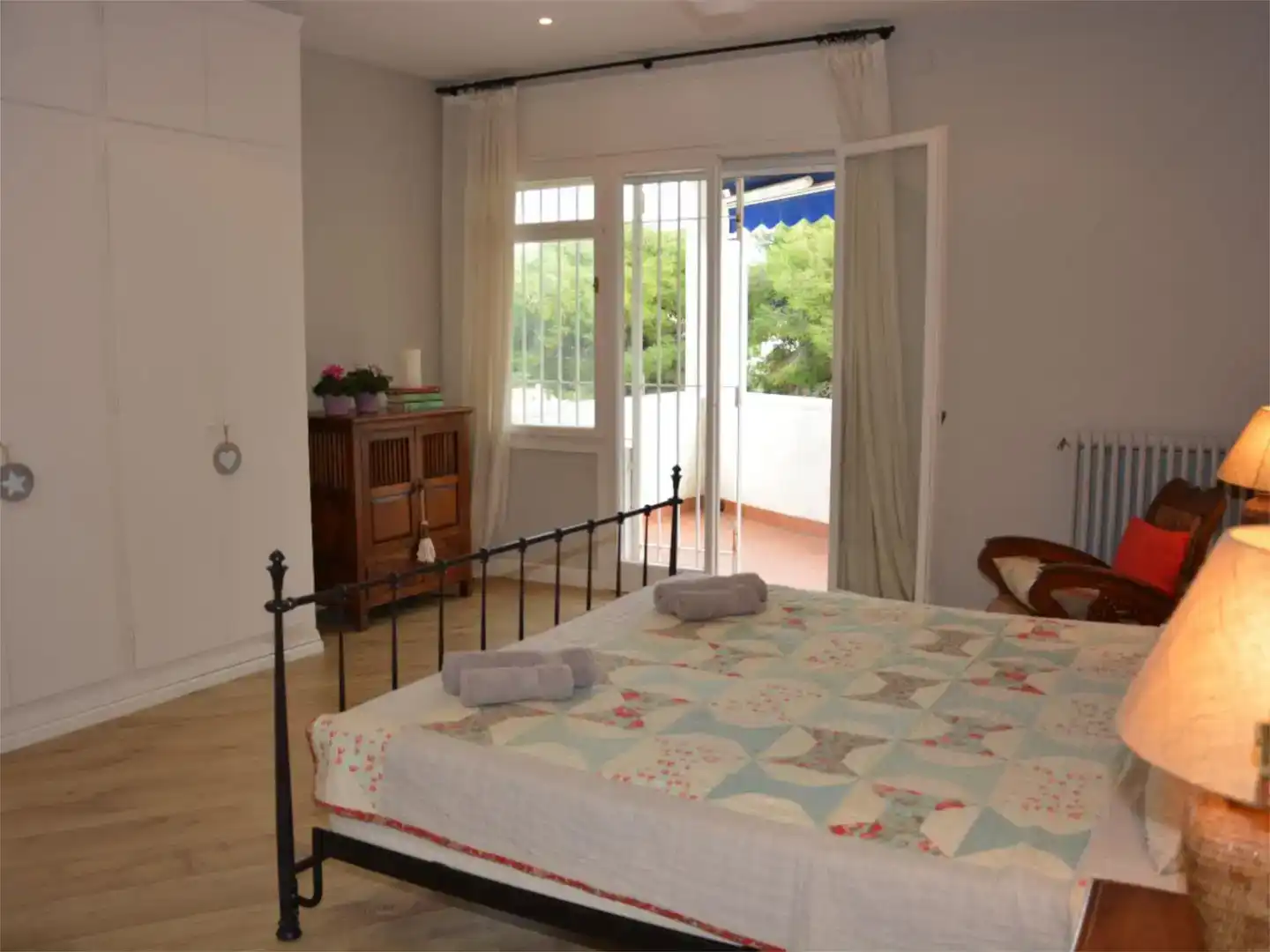 Schlafzimmer von Wohnung zur Miete in Sitges mit Klimaanlage, Schwimmbad und Balkon