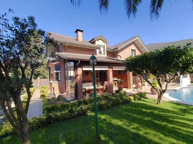 Casa-chalet en Venta en Calle Barrio Pomar en Guriezo