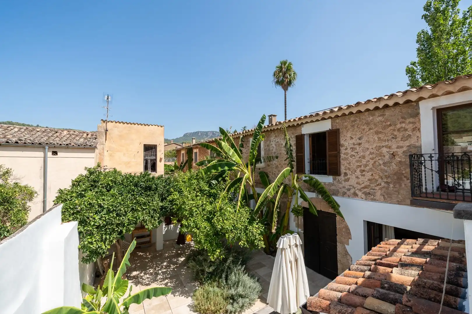 Vista exterior de Casa adosada en venda en Esporles amb Jardí privat, Terrassa i Traster