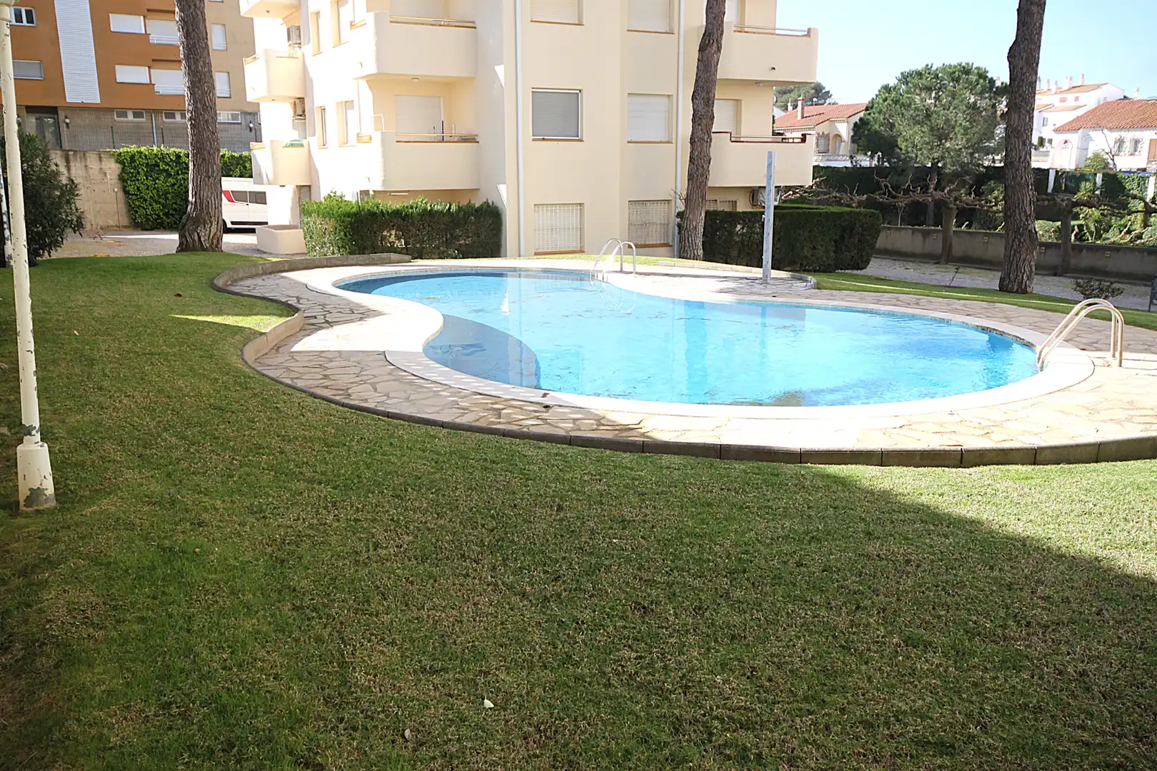 Schwimmbecken von Wohnungen zum Verkauf in L'Escala mit Terrasse, Möbliert und Waschmaschine