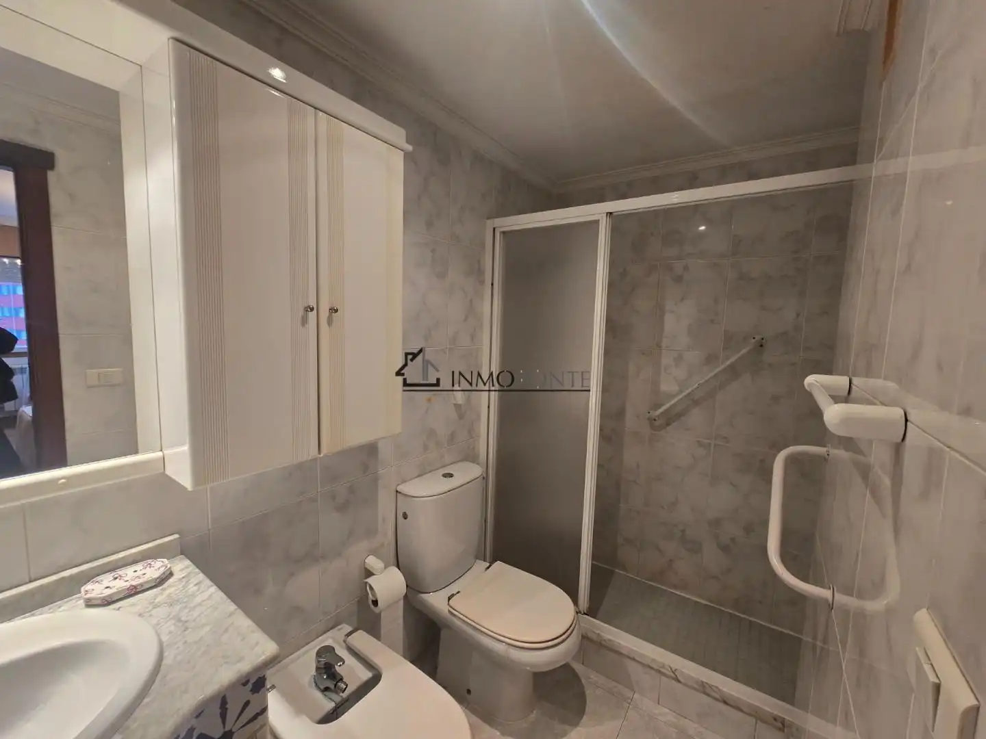 Bathroom of Flat for rent in Pontevedra Capital   with Heating, Oven and Washing machine