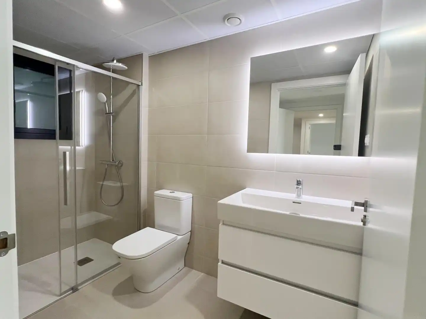 Baño de Ático en venta en Sabadell con Aire acondicionado, Terraza y Alarma