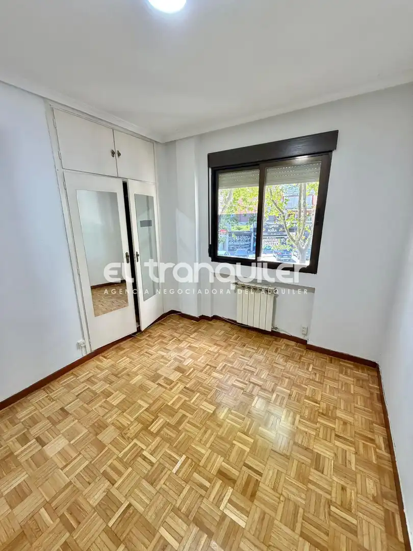 Schlafzimmer von Wohnung zur Miete in Madrid mit Klimaanlage, Parkett und Terrasse