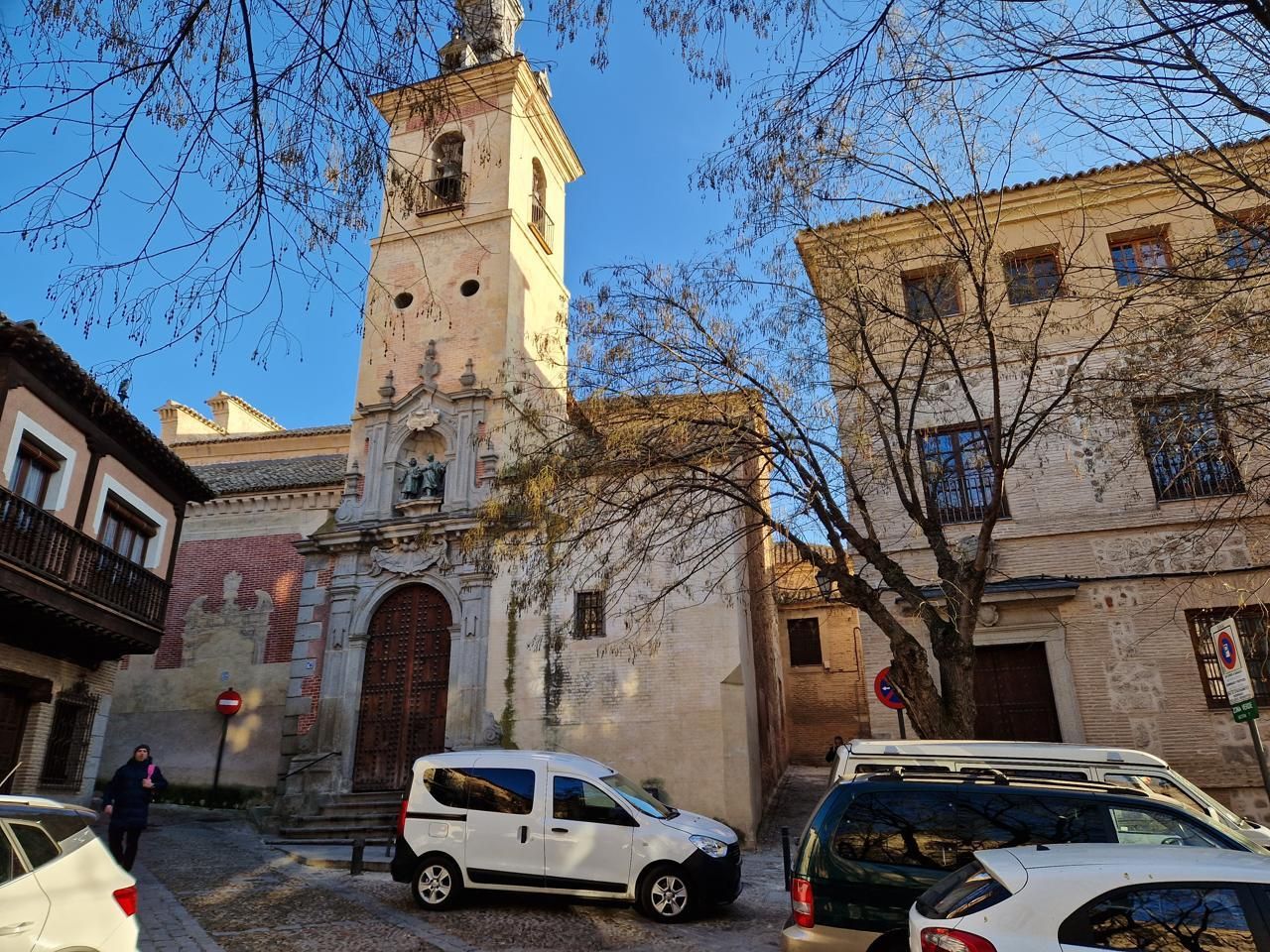 Exterior view of Study for sale in  Toledo Capital  with Air Conditioner and Furnished