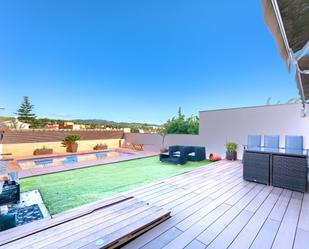 Swimming pool of House or chalet for sale in Vilanova i la Geltrú  with Air Conditioner, Heating and Private garden