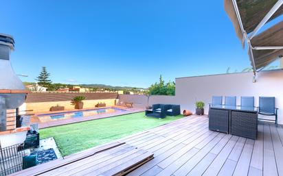 Swimming pool of House or chalet for sale in Vilanova i la Geltrú  with Air Conditioner, Terrace and Swimming Pool