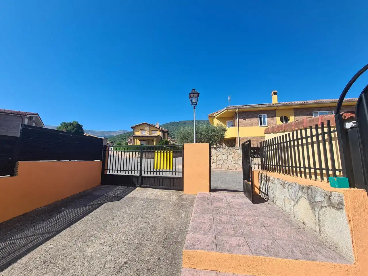 Exterior view of Houses for sale in La Adrada   with Private garden, Storage room and Balcony