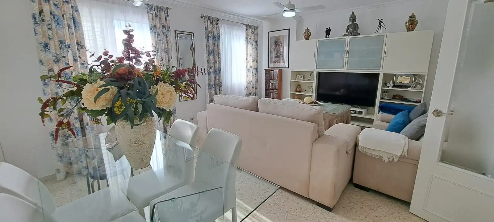 Sala de estar de Casa adosada en venta en Mairena del Aljarafe con Aire acondicionado, Piscina y Amueblado