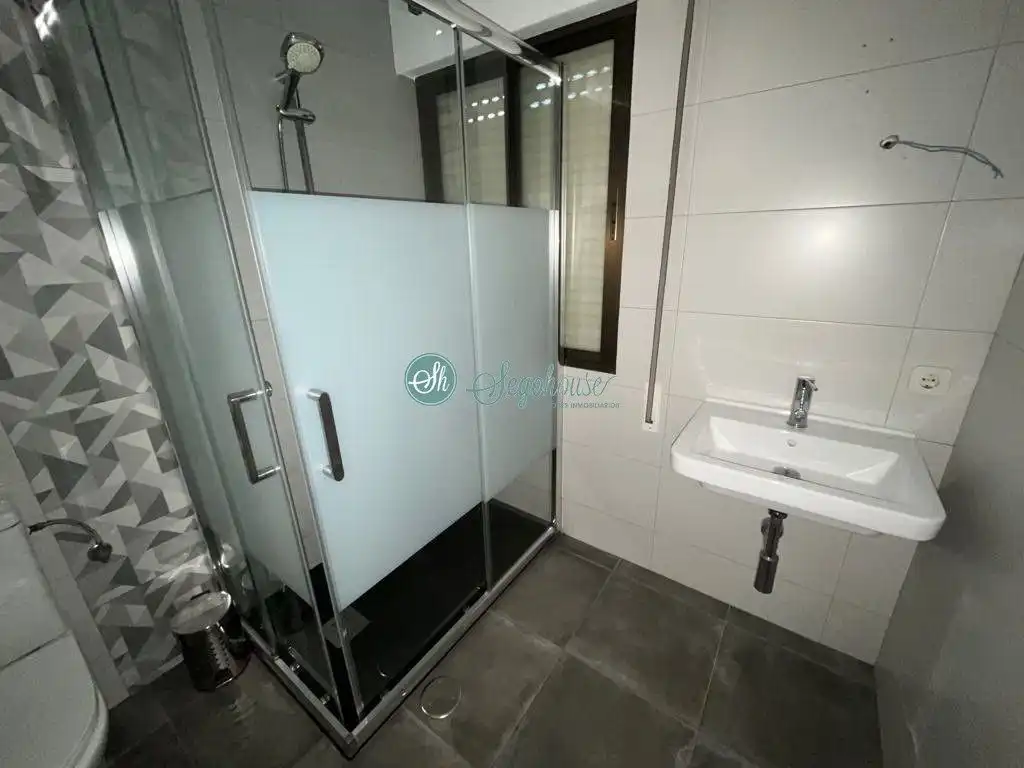 Baño de Piso en venta en San Cristóbal de Segovia con Calefacción, Terraza y Trastero