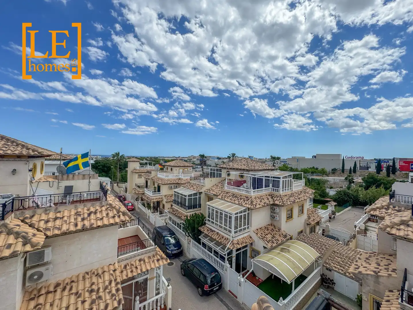 Vista exterior de Casa adosada en venda en Orihuela amb Aire condicionat, Jardí privat i Moblat