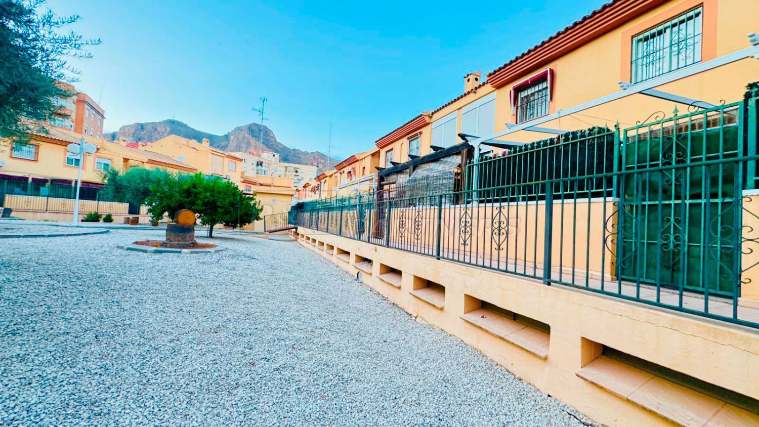 Vista exterior de Casa adosada en venda en Orihuela amb Aire condicionat, Calefacció i Traster